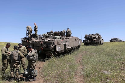 Soldados israelíes realizan ejercicios militares cerca de Moshav Kidmat Tsvi, en los Altos del Golán sirios ocupados, este lunes.