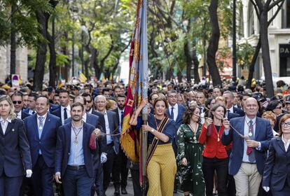 Sandra Gómez, primera teniente de alcalde de Valencia, porta la Senyera durante la procesión cívica en Valencia de 2018.