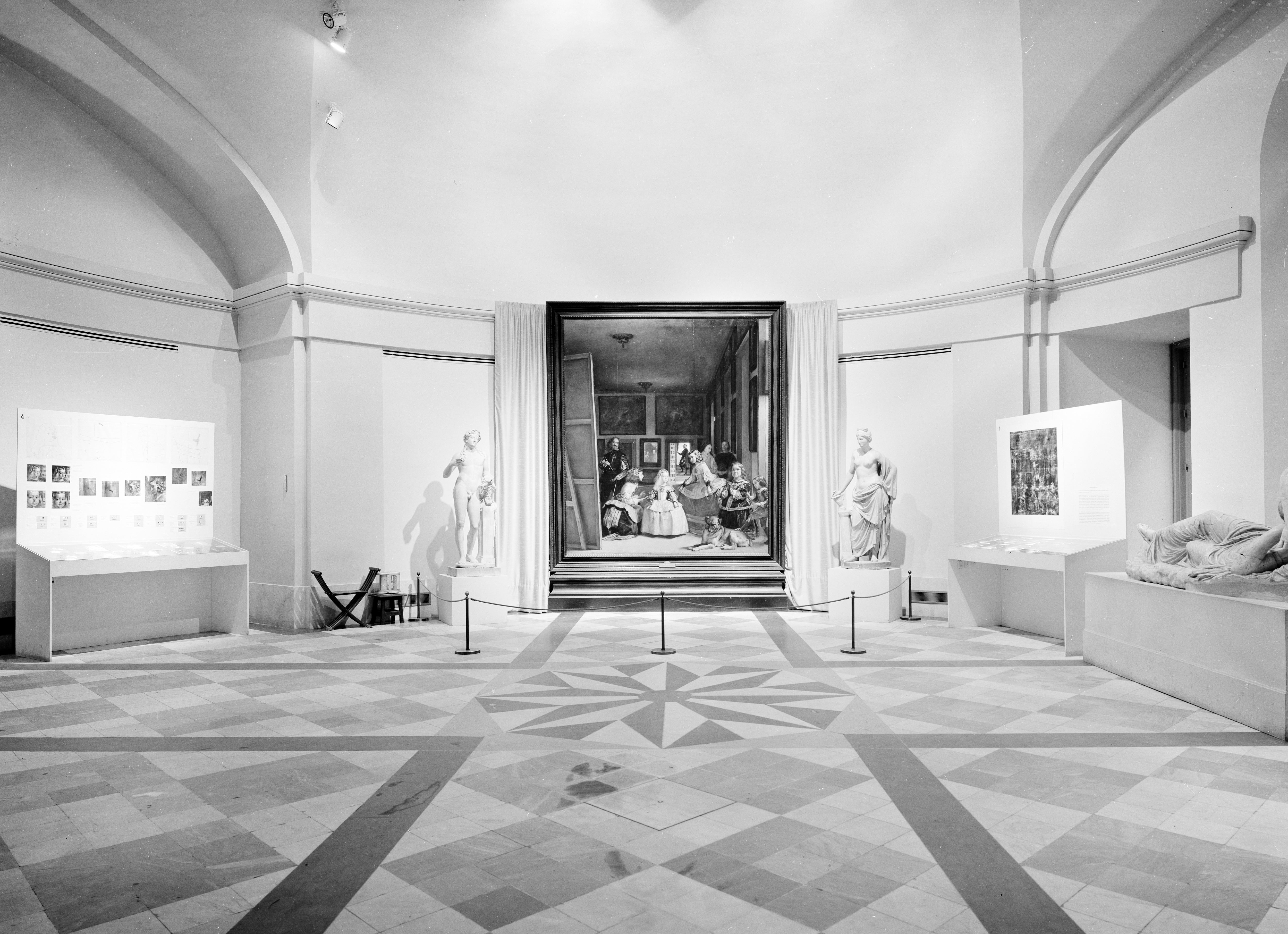 La instalación especial que el Prado preparó para 'Las meninas' tras su restauración, en la sala 74 del museo.