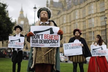 Manifestantes ante el Parlamento brit&aacute;nico con motivo de la aprobaci&oacute;n de la ley que permite al Reino Unido abandonar la Uni&oacute;n Europea.