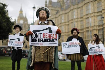 Manifestantes ante el Parlamento británico con motivo de la aprobación de la ley que permite al Reino Unido abandonar la Unión Europea.