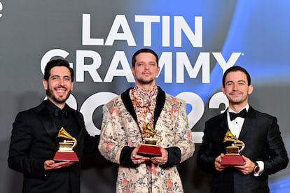 Luis Jiménez, Lasso y Agustín Zubillaga posan con el premio a Mejor Canción Pop/Rock.