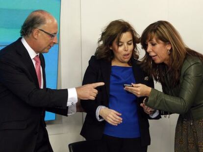 Crist&oacute;bal Montoro, Soraya S&aacute;enz de Santamar&iacute;a y Alicia S&aacute;nchez-Camacho, al comienzo de comit&eacute; ejecutivo del PP.