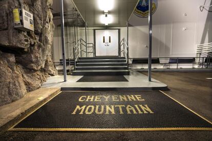 Entrada a la instalación del Comando de Defensa Aeroespacial de América del Norte (NORAD) en la Estación de la Fuerza Aérea Cheyenne Mountain en Colorado Springs.