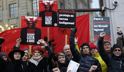 A atriz Julie Christie e outros manifestantes em frente à Embaixada do Brasil em Londres protestam no dia internacional de ação pelos povos indígenas do Brasil.