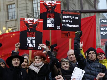 A atriz Julie Christie e outros manifestantes em frente à Embaixada do Brasil em Londres protestam no dia internacional de ação pelos povos indígenas do Brasil.