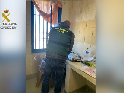 Un guardia civil registra la celda de uno de los reclusos acusados de radicalizar a otros internos en una imagen facilitada por la Guardia Civil.