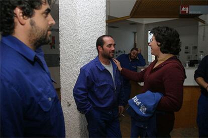 Los mineros de Cala, tras abandonar ayer el encierro.