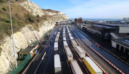 Los camiones hacen cola en la zona de control de frontera en el puerto de Dover, en el Reino Unido.