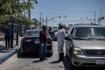 O marido de Gregoria e o pessoal da funerária no momento de retirar o cadáver do lado de fora do Hospital 66 do Instituto Mexicano de Seguridade Social. 