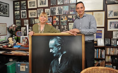 La viuda de Astor Piazzolla, Laura Escalada, y el nieto del músico, Daniel Villaflor Piazzolla, en la casa de la familia  en Buenos Aires.