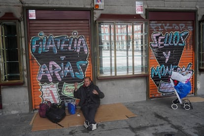 Una de las personas sin hogar que estos días hace de los soportales de la Plaza Mayor su casa.  / LUIS DE VEGA