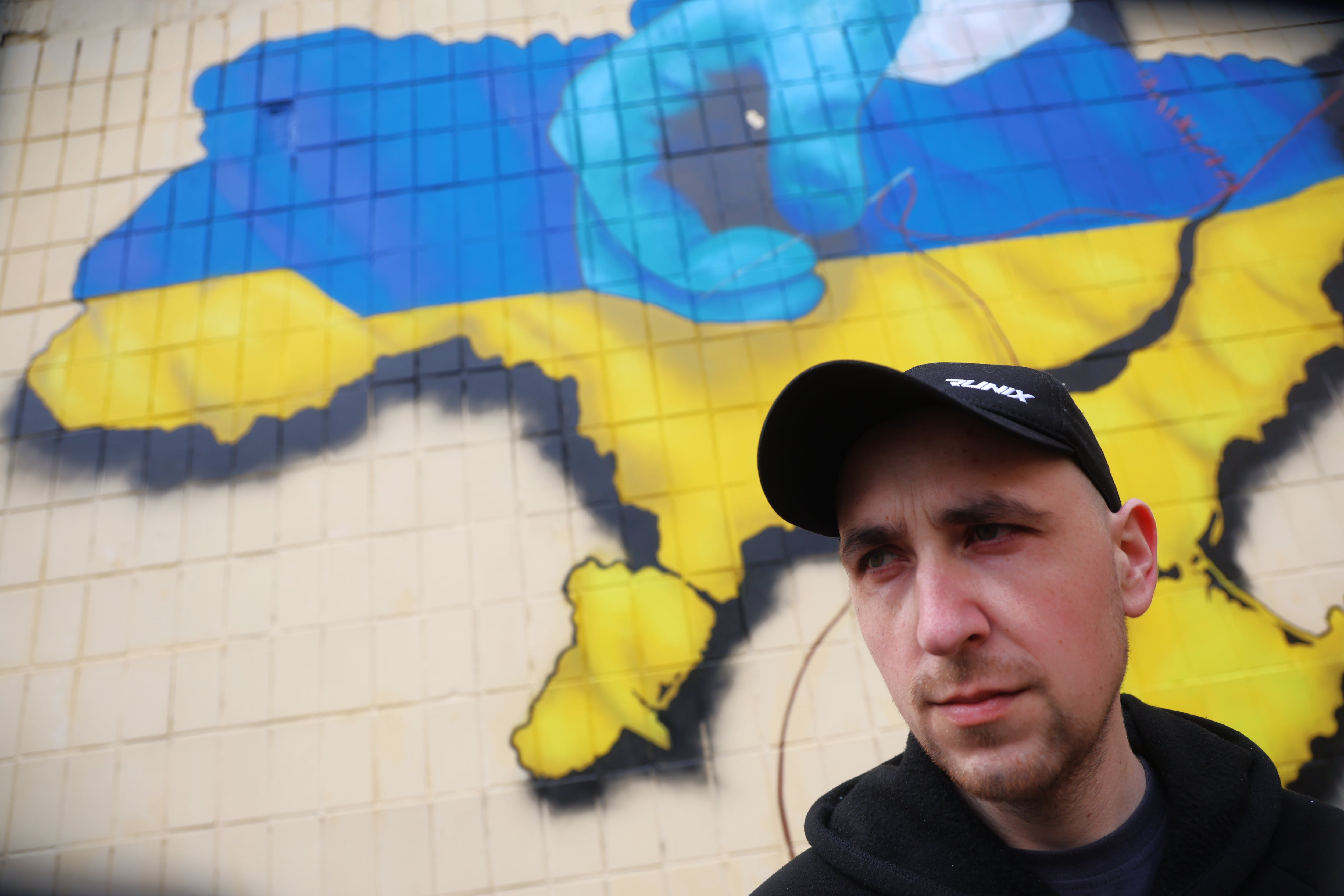 Vasil, de 28 años, fotografiado durante la entrevista con EL PAÍS.