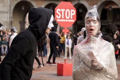 Performance en la Plaza del Mercado Chico de Ávila con motivo del Día Internacional de la Eliminación de la Violencia contra la Mujer. Desde que en 2003 se comenzase a recavar datos oficiales de mujeres víctimas de violencia machista, más de mil mujeres han sido 1.027 por sus parejas o exparejas.