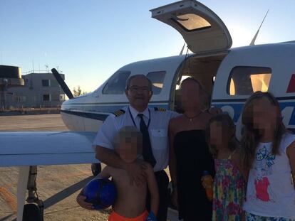 Spanish pilot Hernández and his family next to the plane that crashed with Sala on board.