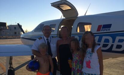 Spanish pilot Hernández and his family next to the plane that crashed with Sala on board.