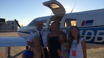 Spanish pilot Hernández and his family next to the plane that crashed with Sala on board.