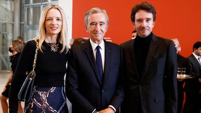 Bernard Arnault (en el centro) el hombre más rico del mundo según la lista Bloomberg a fecha 22 de mayo, junto a sus hijos Delphine y Antoine, en una imagen de septiembre de 2021.