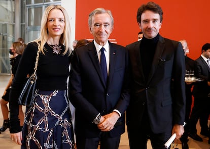 Bernard Arnault, con dos de sus cinco hijos, Delphine y Antoine, en un acto en París en 2021.  