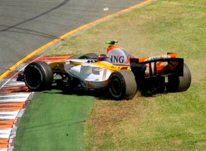 El Renault de Heikki Kovalainen tras salirse de la pista.