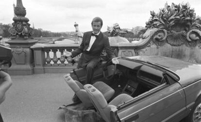 Roger Moore, en el rodaje de 'Panorama para matar', en 1984 en París.