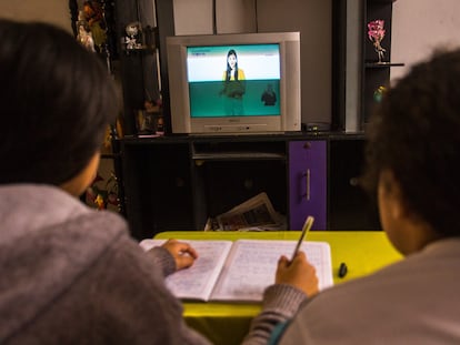 Unos niños siguen una clase virtual desde casa, en Lima (Perú).