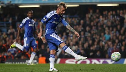 Meireles remata para marcar el segundo gol del Chelsea,