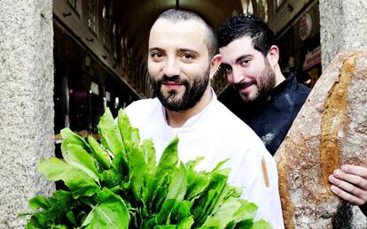 El chef Marcos Cerqueiro, con los grelos, y Iago Pazo, con el pan del país, artífices del restaurante Abastos 2.0 en Santiago de Compostela.