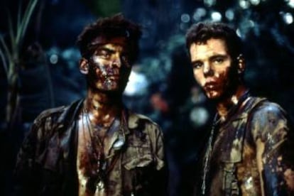 Los actores Charlie Sheen y, a la derecha, Kevin Dillon, en 'Platoon'.