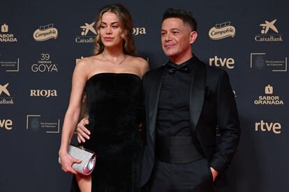 El cantante Alejandro Sanz y su pareja, Candela Márquez, posan en la alfombra roja de la 39ª edición de los Goya, en el Palacio de Congresos y Exposiciones de Granada. 