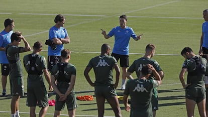 Rubi y los jugadores del Betis, en un entrenamiento.