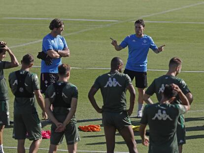 Rubi y los jugadores del Betis, en un entrenamiento.