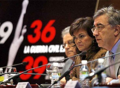 La ministra Carmen Calvo, flanqueada por el historiador Santos Juliá (izquierda) y el rector de la UNED, Juan Gimeno.