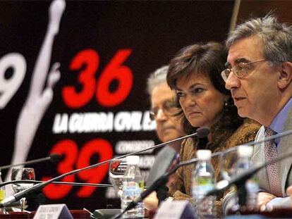 La ministra Carmen Calvo, flanqueada por el historiador Santos Juliá (izquierda) y el rector de la UNED, Juan Gimeno.