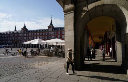 Ambiente en la Plaza Mayor de Madrid, este lunes.