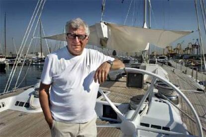 Patrizio Bertelli, ayer en su yate, en el puerto de Valencia.