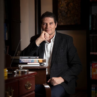 Alfonso Martínez Alcázar en la librería Un lugar de la mancha, en Ciudad de México, el 18 de diciembre del 2025.