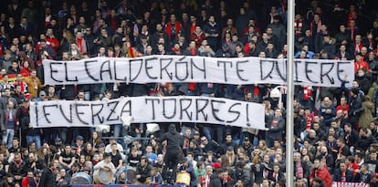 Aficionados del Atlético exhiben un mensaje de apoyo a Torres.