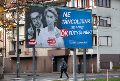 "No bailemos con sus melodías", se lee en el cartel donde aparecen Alexander Soros y Ursula von der Leyen, en Budapest, el 20 de noviembre. 