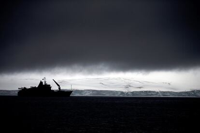 El buque Aquiles de la Armada chilena navega junto a la península Hurd. Fue visto desde las islas Livingston, parte del archipiélago de las Islas Shetland del Sur, donde encontramos el agujero en la capa de ozono.