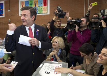 El candidato de Solidaritat (SI) a la presidencia de la Generalitat, Alfons López Tena, ha votado en el colegio Riera Sant Miquel, de Barcelona.