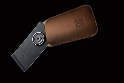 <strong>ES UNA CÁMARA</strong></br>Lo nuevo de Kodak es Ektra, un teléfono móvil para uso fotográfico. Su cámara principal es de 21 megapíxeles (MP) y cuenta con estabilización óptica de imagen y enfoque automático. Su cámara frontal es de 13 MP. También captura vídeo 4K. Como <em>smartphone,</em> su pantalla es de 5 pulgadas, tiene 3 gigabytes (GB) de memoria RAM y una capacidad de almacenamiento de 32 GB (ampliables mediante tarjetas MicroSD). Su batería es de 3.000 miliamperios por hora (mAh). <strong>Precio:</strong> 505 €.
<strong>Web:</strong> <a href="http://www.kodakphones.com/ektra/" target="_blank">www.kodakphones.com</a>