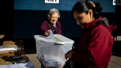 Una mujer acude a votar en una nueva elecci?n por los candidatos constituyentes en el Estadio Nacional, Santiago, Chile. 