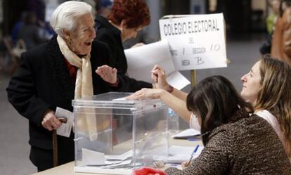 Una mujer vota en un colegio electoral en Gijón durante la jornada en la que se celebran las elecciones a la Presidencia del Principado de Asturias