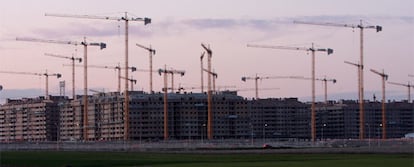 Grúas en bloques en construcción de la urbanización Francisco Hernando de Seseña (Toledo).