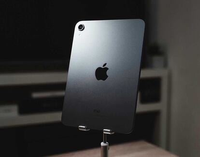 Trasera de un tablet de Apple