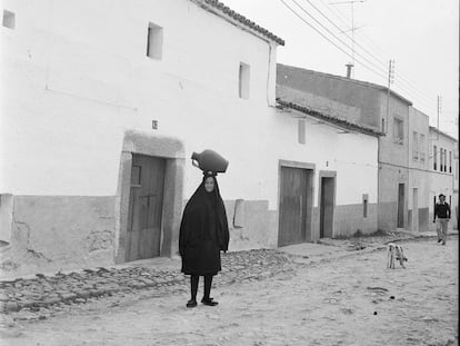 Fotografía tomada en la localidad de Arroyo de la Luz (Cáceres), en 1974.