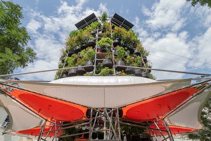 Las burbujas blancas y naranjas de Polinature que sirven para dar sombra y crear corriente de aire, en una fotografía cedida por Ecosistema Urbano.  