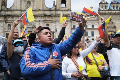 Manifestantes escuchan el himno nacional de Colombia al finalizar la marcha, en Bogotá.