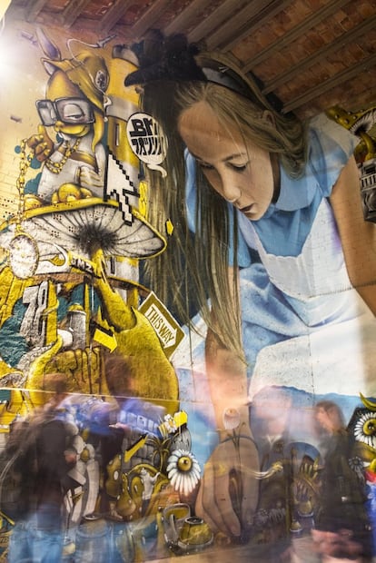 Este mural se llama 'Alicia en el país de las maravillas', y es uno de los más emblemáticos del pueblo. Situado en un porche adosado a la vieja iglesia románica del pueblo, ahora sala de exposiciones, fue el primer trabajo conjunto de la artista neoyorquina BKFOXX y del francés @zesoner, que participaron en el Festival Gargar 2017.